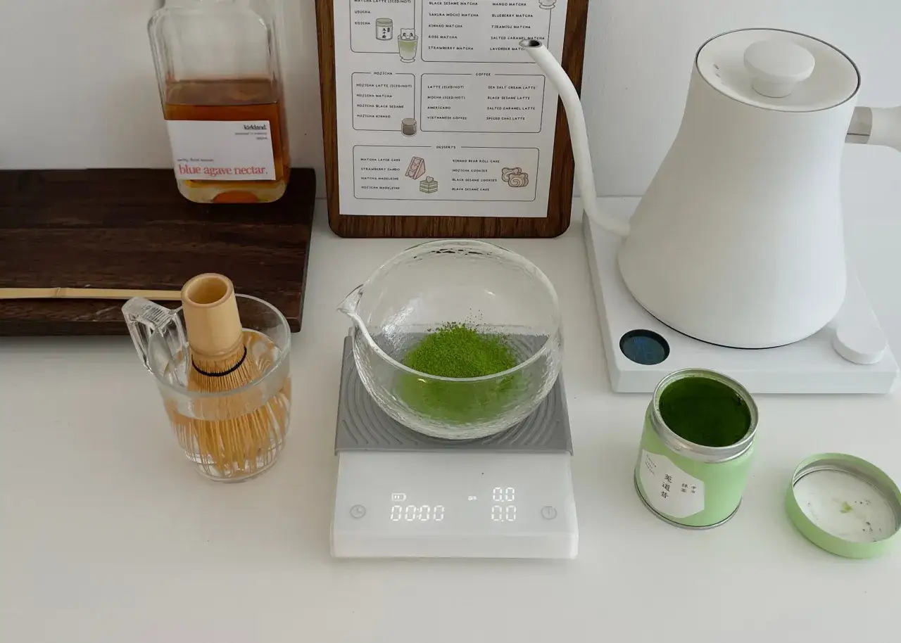 Matcha ohne besen zubereiten: Pulver in Schale, Wasser daneben, Waage bereit.