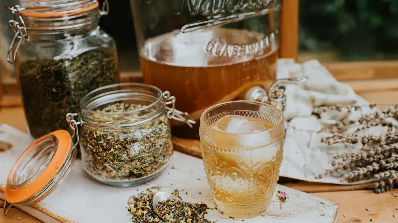 Glas mit Eistee, Gläser mit Kräutern und Lavendel. Perfekt für Tee selber machen Rezepte.