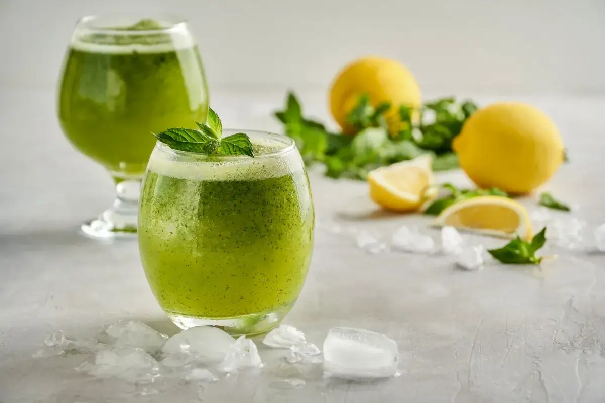 Erfrischender grüner Drink mit Minze und Zitrone, perfekt für heiße Tage. Die Minze Verwendung macht ihn besonders belebend.
