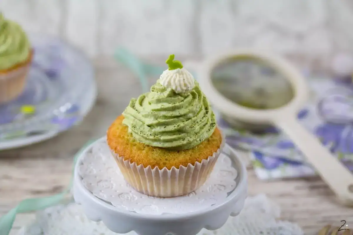 Ein k&ouml;stlicher Matcha-Cupcake mit zarter gr&uuml;ner Creme und einem kleinen Hasen-Topping. Perfekt f&uuml;r eine Teeparty!