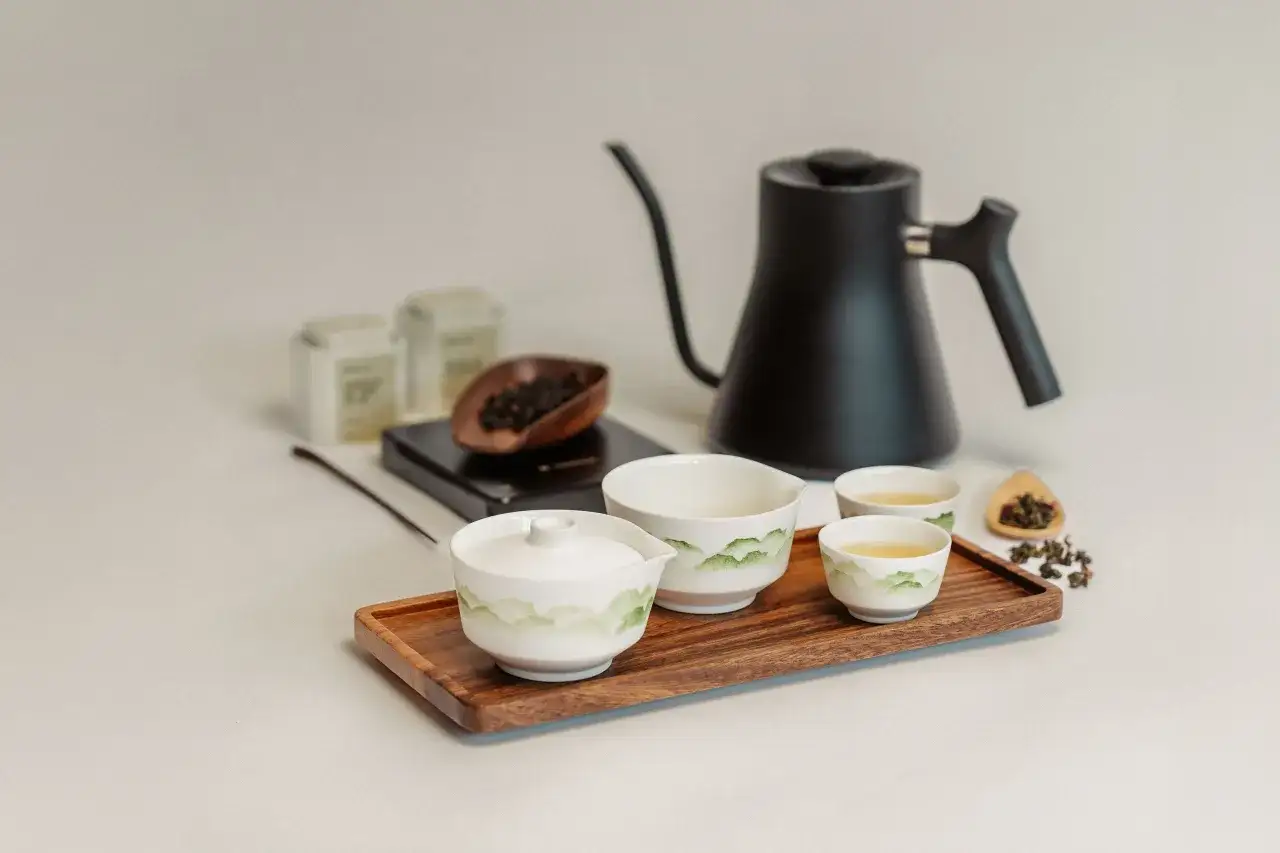 Tee-Set mit Kanne, Schalen und Pu-erh-Tee. Informiere dich über mögliche Pu-erh Tee Nebenwirkungen, bevor du ihn genießt.