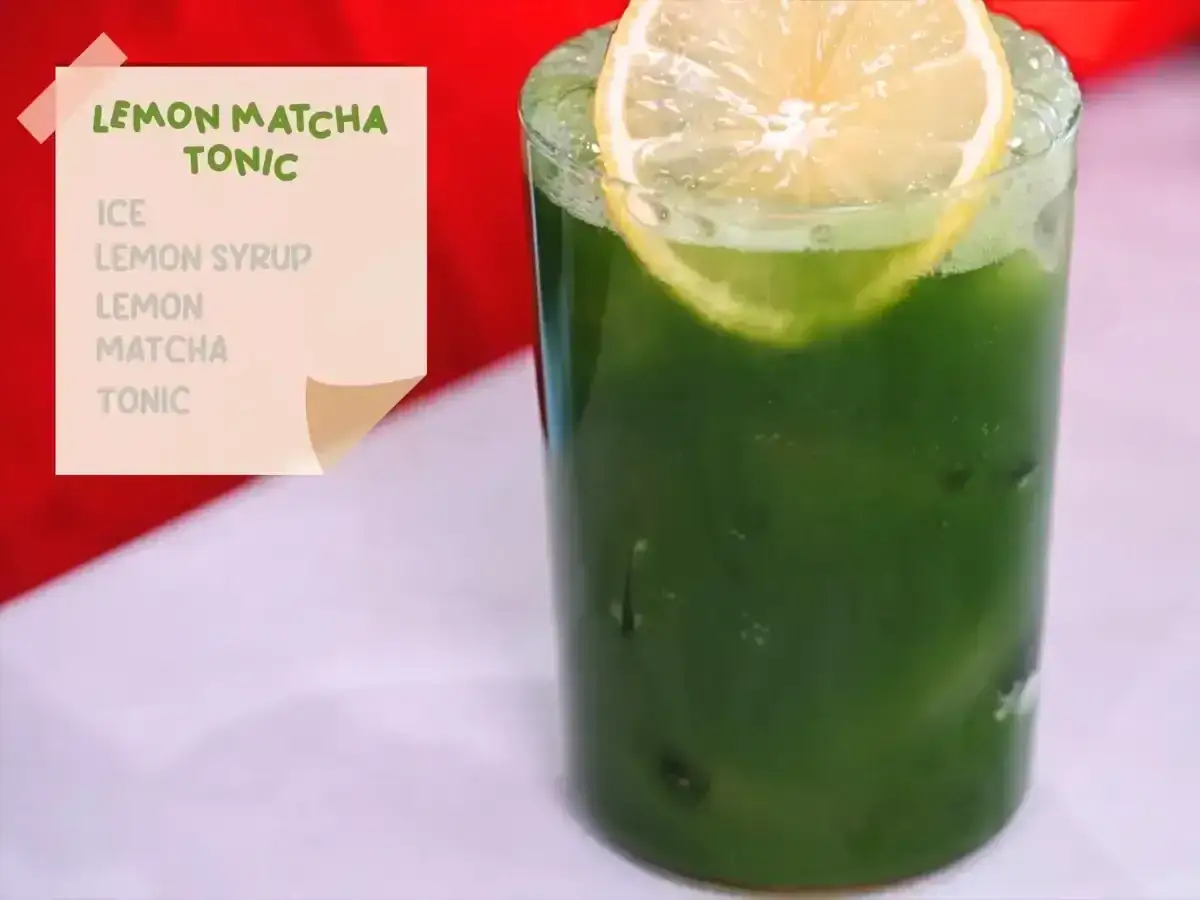 Erfrischender Matcha Tonic mit Zitrone und Eis. Ein belebender Drink für heiße Tage.
