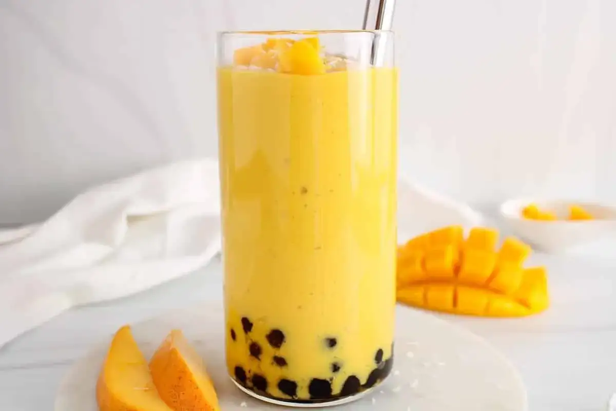Erfrischendes Mango Bubble Tea Rezept mit Tapiokaperlen und frischen Mangost&uuml;cken. Ein tropischer Genuss!