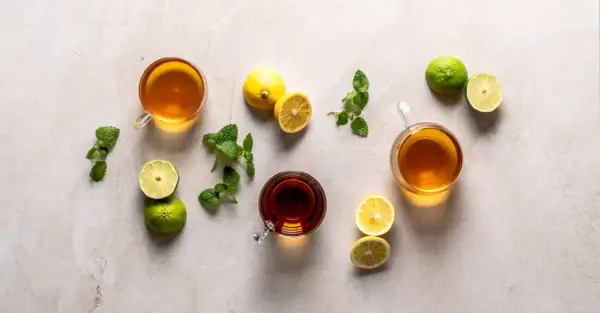 Erfrischender Tee mit Minze, Zitrone und Limette. Die vielseitige Minze verwendung für ein belebendes Getränk.