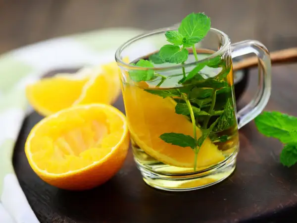 Erfrischender Pfefferminztee mit Honig und Orange. Die Wirkung ist belebend und wohltuend.