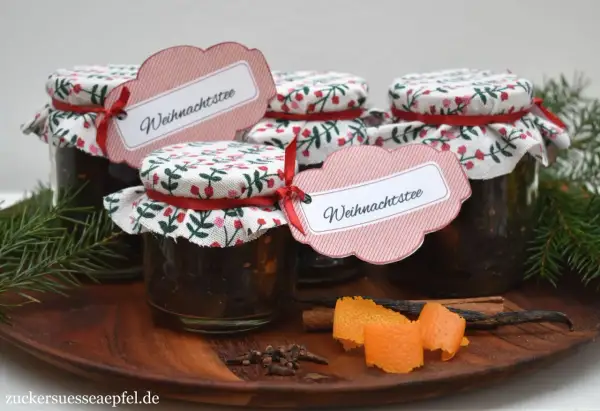 Selbstgemachter Weihnachtstee in Gläsern, liebevoll verpackt zum Verschenken. Mit Zimt, Vanille und Orangenschale.