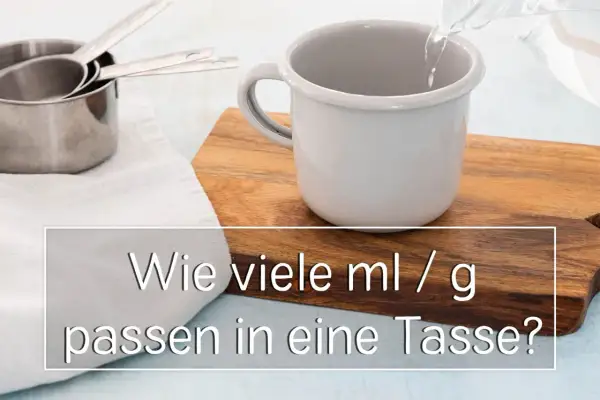 Eine Tasse wird mit Wasser gefüllt. Die Frage "wie viel ml hat eine tasse tee?" wird gestellt, während Messbecher daneben liegen.