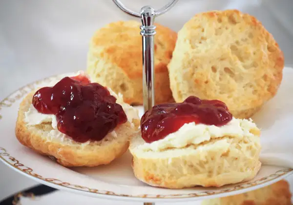 Zwei Scones mit Clotted Cream und Marmelade auf einer Etagere, perfekt für ein Cream Tea Rezept.